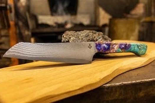 Couteau de cuisine manche en loupe d'érable et résine, Vielverge, O Feu Forgé