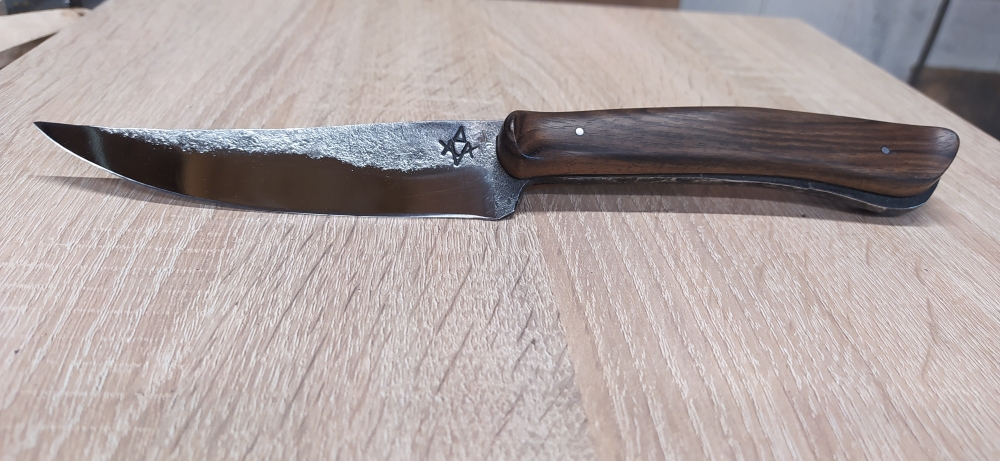 Couteau forger artisanal, artisan ô feu forgé, forgeron-coutelier à Vielverge