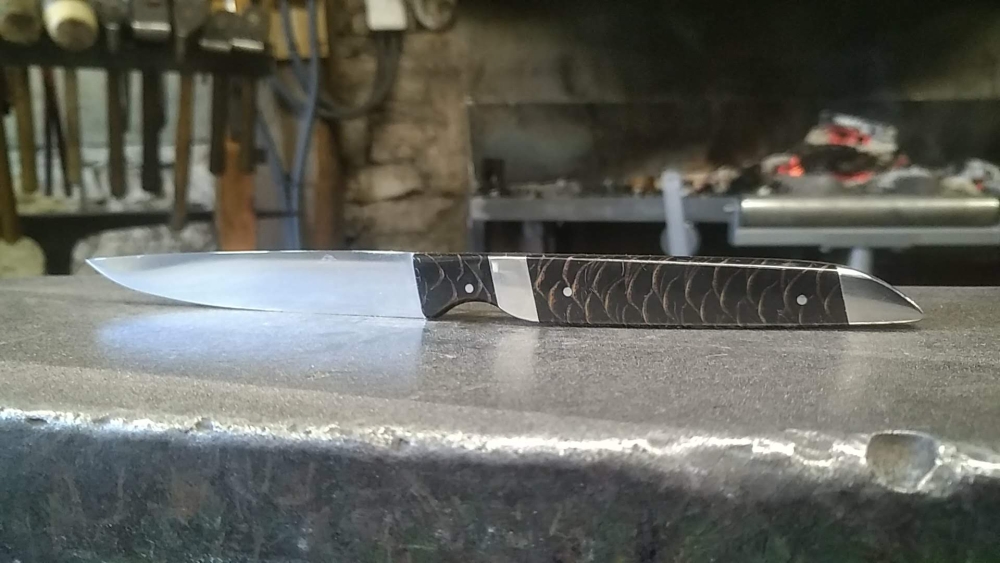 Couteau de table artisanal, forgeron-coutelier, ô feu forgé à Vielverge