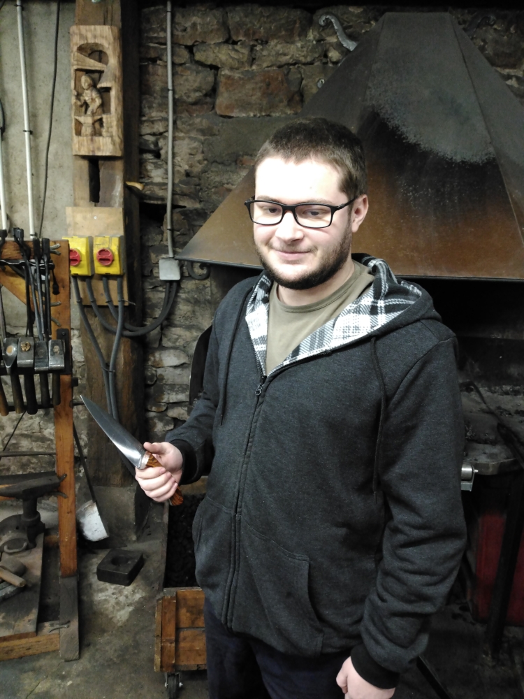 Couteau forgé ,stage de forge-coutellerie proche de Chalon-sur-Saône , artisan ô feu forgé, forgeron-coutelier à Vielverge