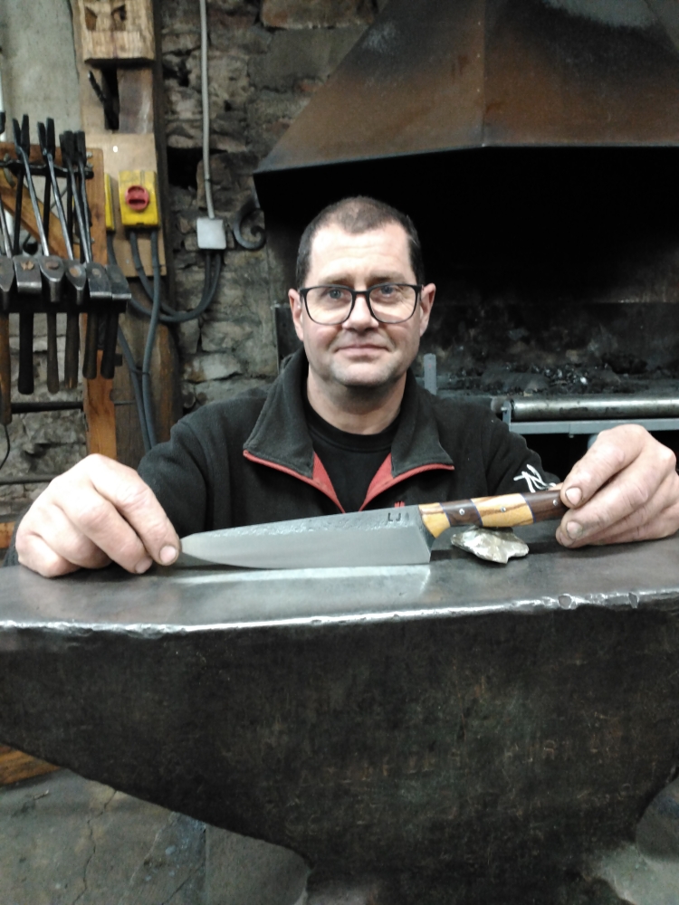 Couteau forgé, stage de forge coutellerie, artisan forgeron à Vielverge proche de Chalon-sur-Saône, Vielverge, O Feu Forgé