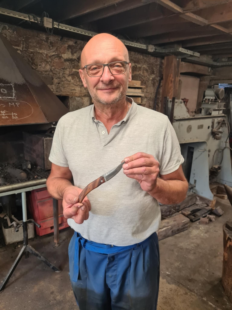 Couteau pliant, stage de forge-coutellerie proche de Besançon, artisan ô feu forgé, forgeron-coutelier, Vielverge, O Feu Forgé