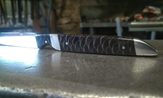 Couteau de table artisanal, forgeron-coutelier, ô feu forgé à Vielverge