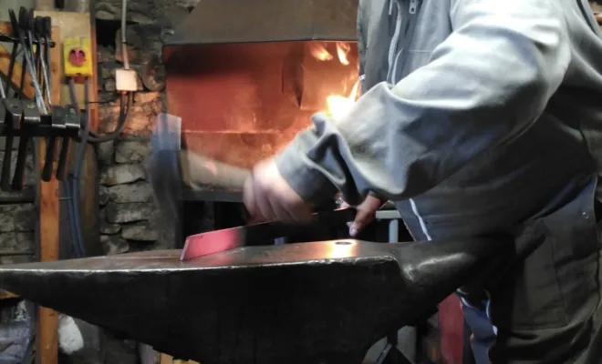 Couteau forgé, stage de forge-coutellerie proche de Besançon, artisan ô feu forgé, forgeron-coutelier, Vielverge, O Feu Forgé