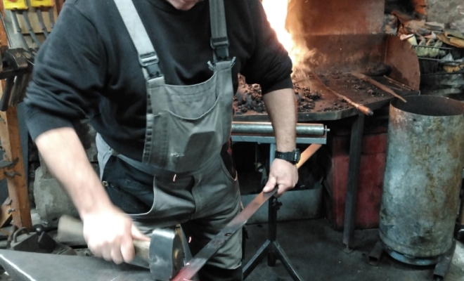 Couteau forgé, stage de forge-coutellerie proche de Langres, artisan ô feu forgé, forgeron-coutelier, Vielverge, O Feu Forgé