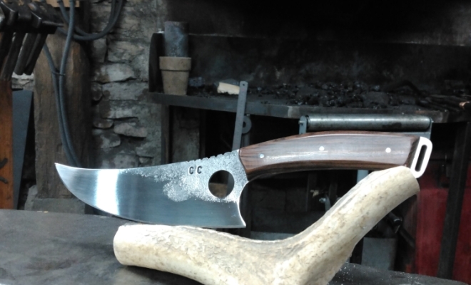 Couteau forgé, stage de forge coutellerie, artisan forgeron à Vielverge proche de Chalon-sur-Saône, Vielverge, O Feu Forgé