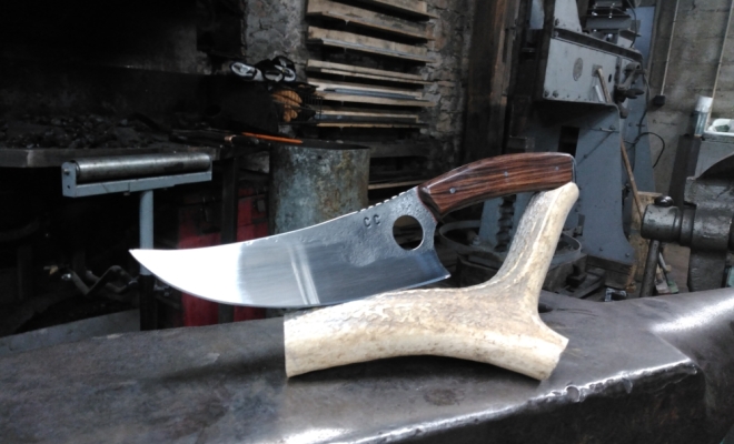 Couteau forgé, stage de forge coutellerie, artisan forgeron à Vielverge proche de Chalon-sur-Saône, Vielverge, O Feu Forgé