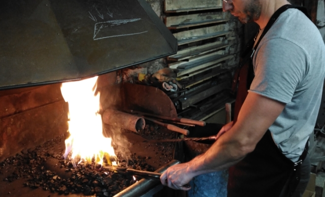 Couteau forgé, stage de forge coutellerie, artisan forgeron à Vielverge proche de Chalon-sur-Saône, Vielverge, O Feu Forgé