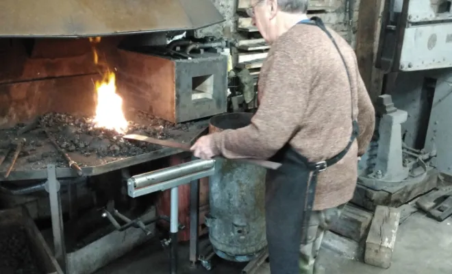 Couteau forgé, stage de forge coutellerie, artisan forgeron à Vielverge proche de Chalon-sur-Saône, Vielverge, O Feu Forgé